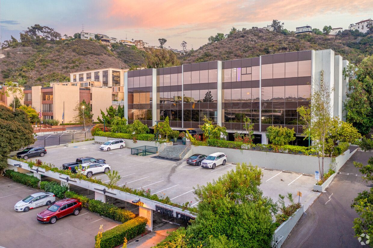 Plaza level, front of building, great exposure off lobby, private bathroom.